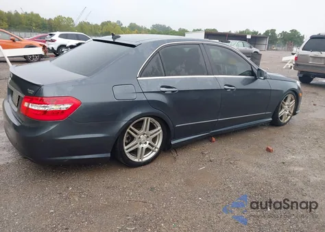 2010 Mercedes-Benz E 550 from USA, damaged, VIN WDDHF7CB9AA027075